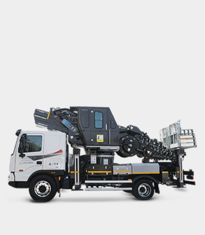 5톤 스카이 제원 및 외관 이미지 - 고층 아파트 외벽 및 대형 간판 작업에 투입되는 안정적인 중형 장비입니다.